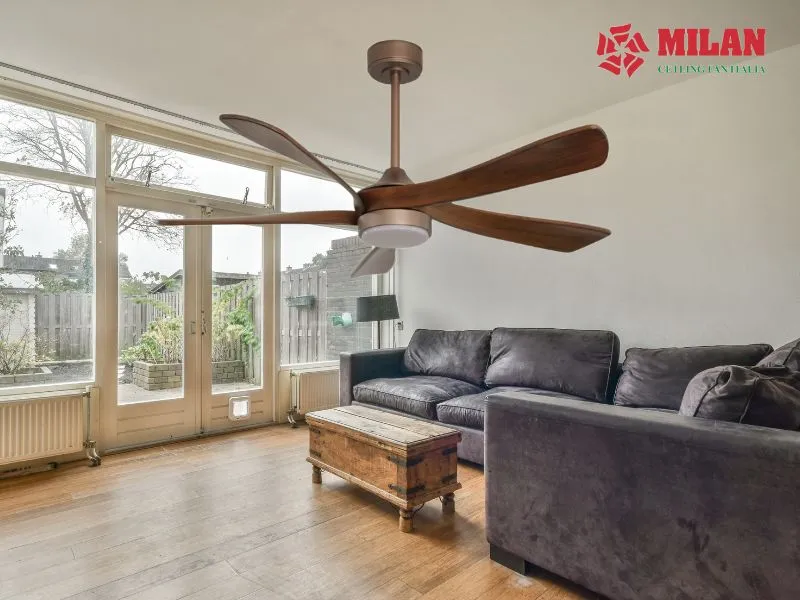 quat-tran-trang-tri-phong-khach-canh-go